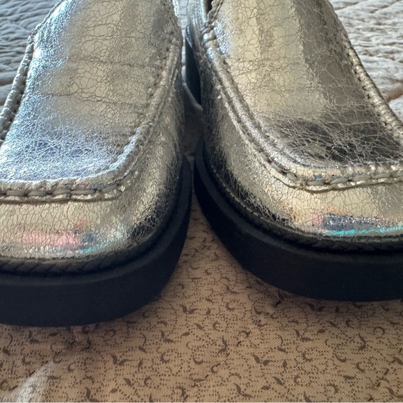 Zodiac Metallic Silver Loafers- super fun& sassy! Cute edging! FUN FASHION ๐๐ - Picture 10 of 14